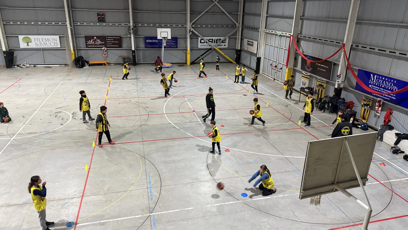 Práctica de básquet en el gimnasio de Central