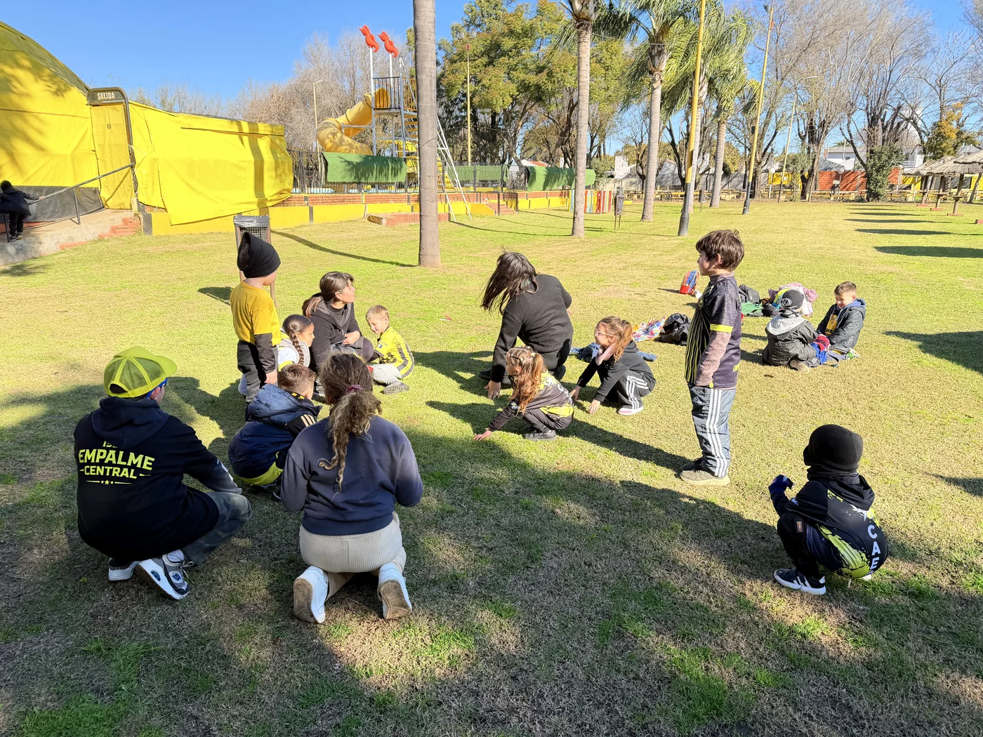 Actividades de la colonia en el espacio verde del club
