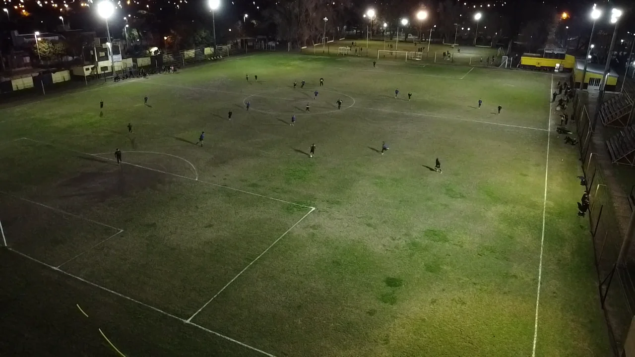 Vista nocturna de la cancha de fútbol del club