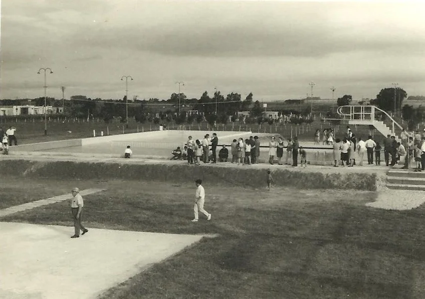 La pileta y sus alrededores en una fotografía histórica