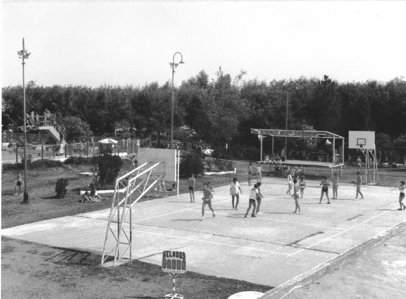 Actividad deportiva en el playón del club, imagen histórica