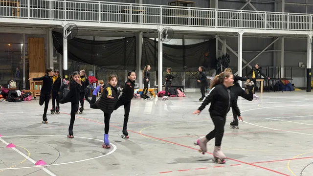 Práctica de patín en el gimnasio del club