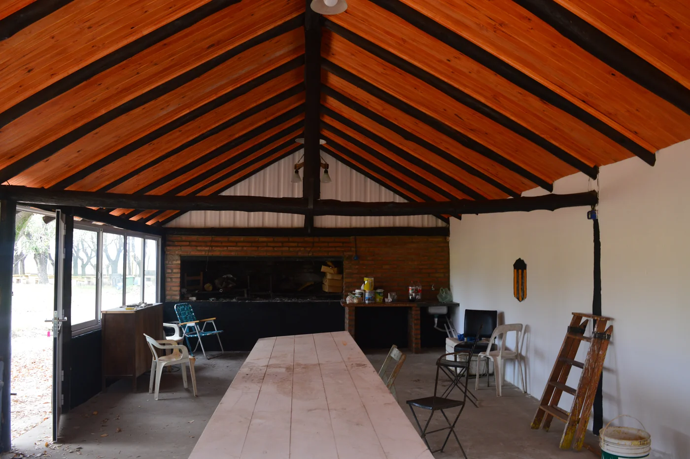 Mesas y techo de madera en el quincho del predio
