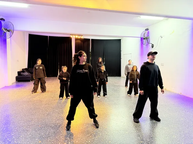 Clase de ritmos urbanos en el salón del club