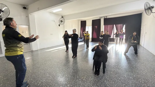 Clase de Tai Chi en el salón del club