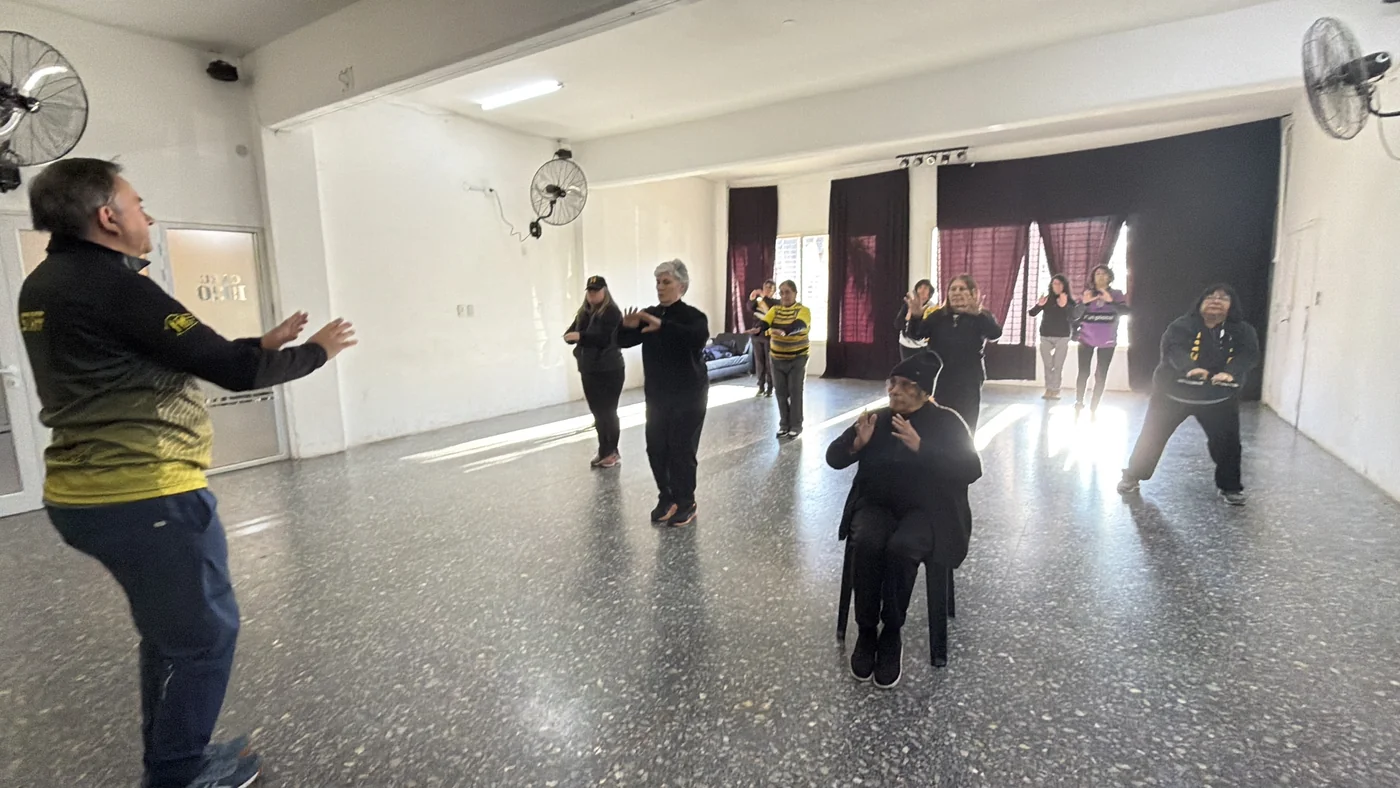 Clase de Tai Chi en el salón del club
