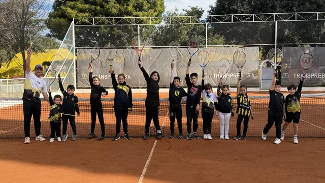 Grupo de tenis en la cancha de Central