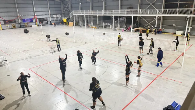 Entrenamiento de vóley en el gimnasio de Central