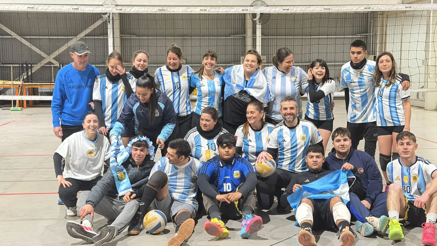 Equipo de vóley junto a la red