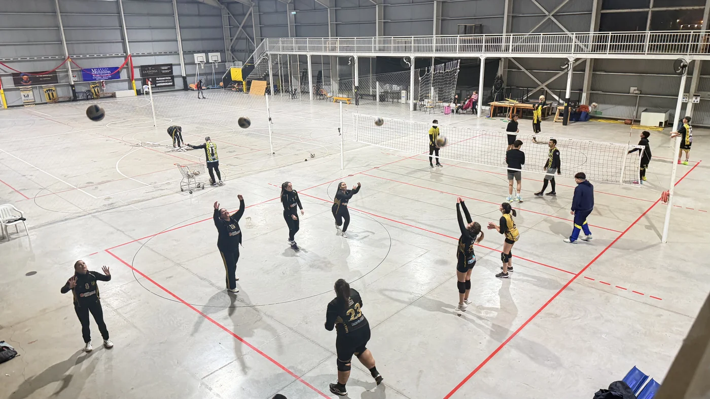 Entrenamiento de vóley en el gimnasio de Central